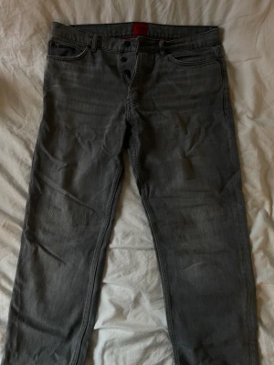 Hugo Boss gråa jeans - Knappt använda, för små för mig.  W32 L32