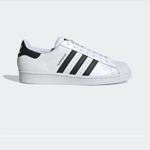 Adidas superstar skor oanvända  - Storlek 43 1/2 helt oanvända förpackningen till skorna och kvitto saknas. Säljs pågrund av att dem är förstora för mig! Ordinarie pris 1299 Mvh Jack