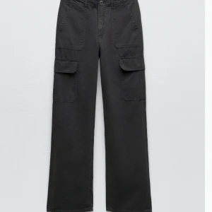 Cargobyxor - Cargobyxor från Zara. Storlek 32 men passar 32/34. Har aldrig använt. Lappen är kvar