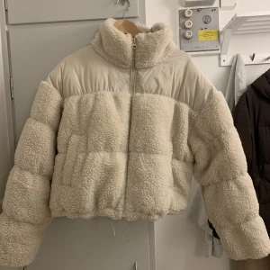 teddy jacka!  - andvänd fåtal gånger, säljer då den inte kommer till användning så som jag velat :3, väldigt fin och varm! Strl xl men passar även en mindre strl 