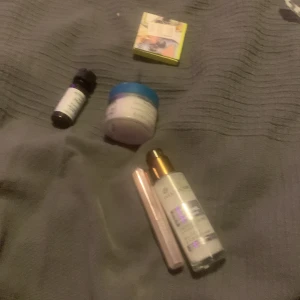 Smink\hudvård/hårvård - Fenty beauty 95kr Yves Rocher serum 150kr to die for teez 20kr Mitchell and peach face oil 40kr Cristopher robin cleansing scrub 150kr