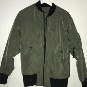 Tiger of Sweden grön bomberjacka - - Grön bomberjacka från Tiger of Sweden i storlek S men passar M  - Aldrig använd  - Skriv gärna för fler bilder  - Pris går såklart att diskutera :)  