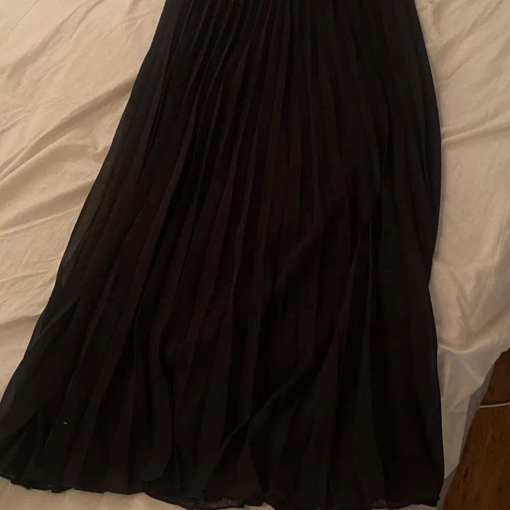 Svart lång jättefin kjol. Använd 1 gång, i storlek 34. . Kjolar.