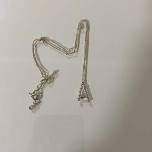 Säljer oanvändt A halsband eftersom min vän köpte den.  Nyskick  Pris kan sänkas 