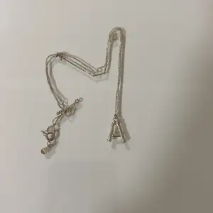 Säljer oanvändt A halsband eftersom min vän köpte den.  Nyskick  Pris kan sänkas 