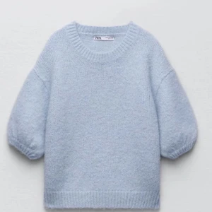 Stickad kortärmad zara tröja  - Säljer denna eftertraktade kortärmade stickade tröjan från zara som är slutsåld och inte görs längre! superbra skick 💞🥰