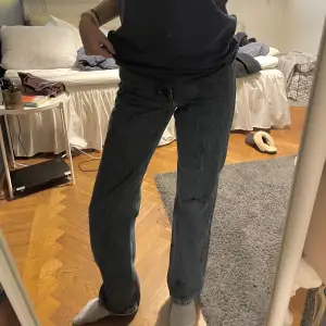 Mörkblå jeans från Weekday i modellen Rowe. Passar mig perfekt i längden och jag är 169!