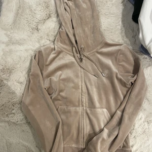 Oanvänd beige juicy couture - Nyskick juicy couture tröja! Har även byxorna om nån skulle vara intresserad❤️