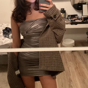 Fest klänning - Endast använd en gång under nyår. I princip nytt skick och super snygg att använda till flera tillfällen 😍 