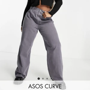 Dad byxor/Jeans - Helt oanvända byxor/jeans säljes då paketet ej skickades tillbaka i tid. (Finns även fler oanvända kläder på min sida) Kläderna ligger även ute på fler sidor, pris kan diskuteras :)