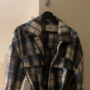 Jacka - Skjortjacka från asos i storlek S men passar M också! 💞 Bara testad inte använd alls🤍