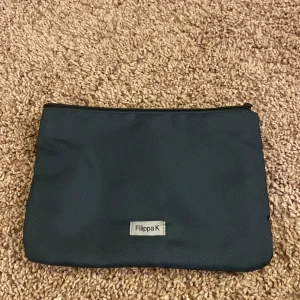 Filippa k  - En svart nessensär som jag fick på ett flyg, aldrig använt. 