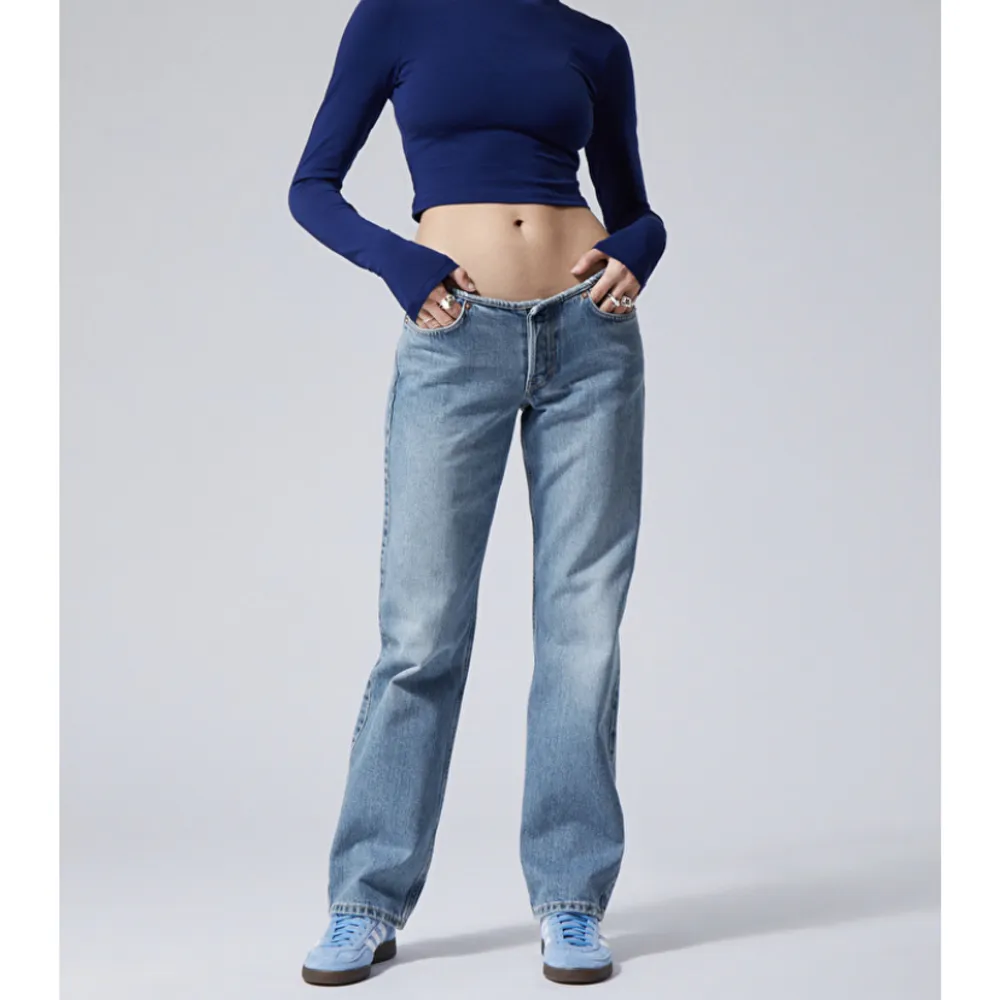 Säljer mina lågmidjade jeans som inte har någon kant högst upp. Älskar men kommer inte längre till användning pga köpt flera andra nya❣️nypris 600kr Skickar självklart bilder på osv vid förfrågan:). Jeans & Byxor.