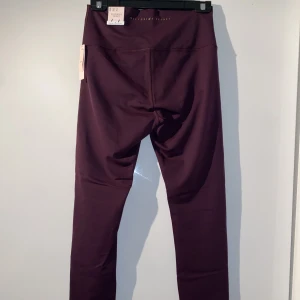 Victoria secret leggings  - Victoria secret leggings i 3/4 längd. Storlek M. Aldrig använda etiketten finns kvar. Finns i svart och lila.  Säljer 1 för 400 kr. Köper man båda får man de för 600 kr.