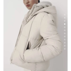 Vinter jacka - Säljer denna snygga jacka då den inte kommer till andvänig! Jackan är jätte varm, vind tätt och har bra stora fickor. Den är använd en vinter och är i väldigt bra skick. Köparen står för frakt och hör gärna av er för nya bilder💗