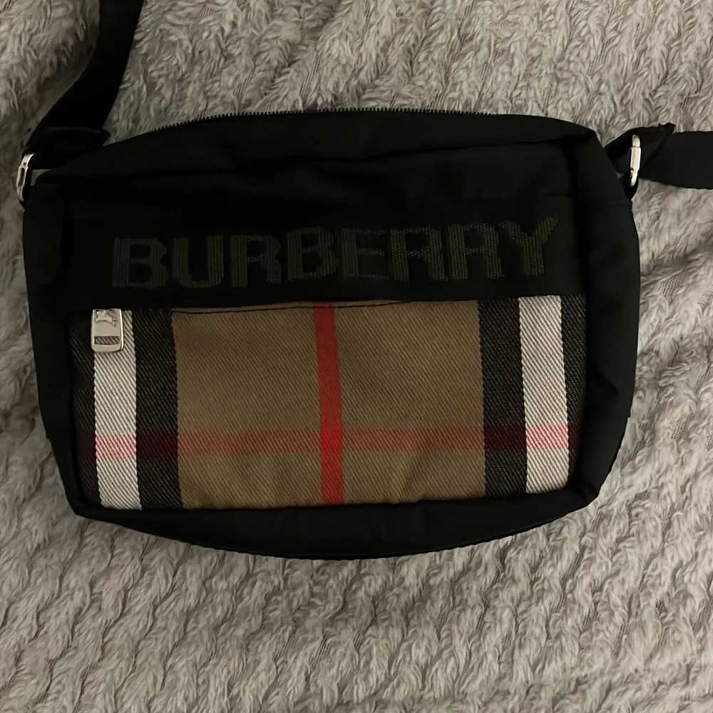 Burberry väska aldrig använd och i väldigt bra skick. Perfekt nu till våren/sommaren. Väskor.