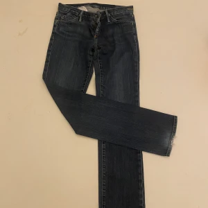 Low waisted jeans  - Säljer dessa assnygga lågmidjade jeans! De är i storlek 28 enligt lappen men jag skulle säga att de mer är som en 24 eller 25💋 bara att skiva om ni är intresserade😍 pris/byten kan diskuteras 