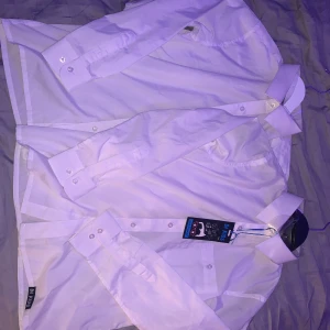 Barn kläder  - 2st Skjortor stl146   Finns 3st Kavaj stl146