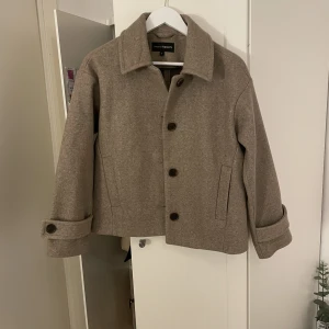 KappAhl kappa  - Beige-brun oanvänd kappa från Kappahl som är helt slutsåld och går inte att få tag i