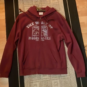 One Of One zip: Limited Edition - Skick 9/10 Använd fåtal gånger :) SLUT SÅLD ÖVERALLT    Är öppen för att prata om pris vid en snabb affär. Tröjan kan behövas tvättas!