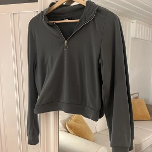 Tröja med zip - Grön tröja från bikbok med zip, storlek xs. Frakt tillkommer 