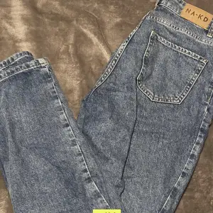 Ett par jättefina jeans från NAKD som har slits ner i kanten! Lånade bilder men exakt de jeansen jag säljer då jag köpte jeansen på Plick! Kom privat för bilder eller funderingar💞