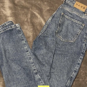Blåa jeans - Ett par jättefina jeans från NAKD som har slits ner i kanten! Lånade bilder men exakt de jeansen jag säljer då jag köpte jeansen på Plick! Kom privat för bilder eller funderingar💞