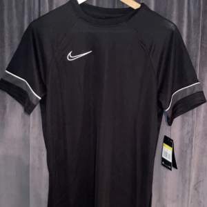 Nike t-shirt , äkta och helt ny, storlek s. DM för mer bilder
