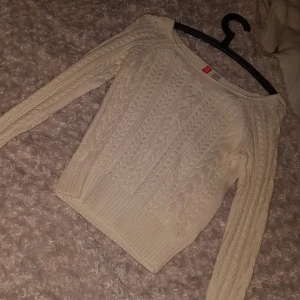 Stickad tröja - Säljer en mysig stickad tröja i stl 36 för 100:-vden ör använd ett fåtal gånger. köparen står för frakten.