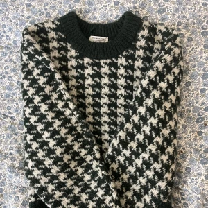 stickad tröja  - jag säljer den här grönrutiga stickade tröjan från &otherstories eftersom den är lite för stor för mig. Den säljs inte längre och köptes second hand, storlek xs men skulle säga att den passar både s och m beroende på hur man vill att den ska sitta!💓