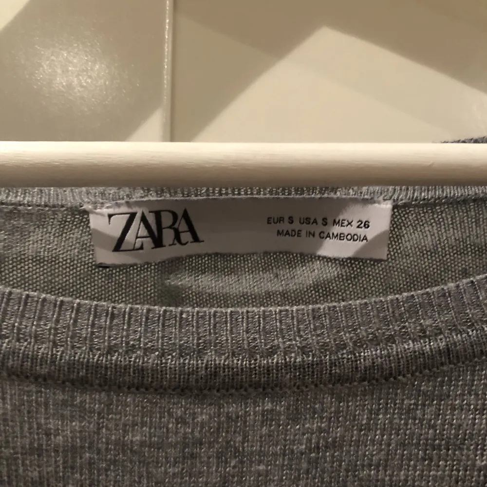 grå tröja från zara, superskön, storlek S. Toppar.