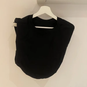 Zara Crop Top - Zara Crop Top som har sjukt bra passform och är väldigt modern. Färgen är svart och storleken är S. Nypris: 700kr.