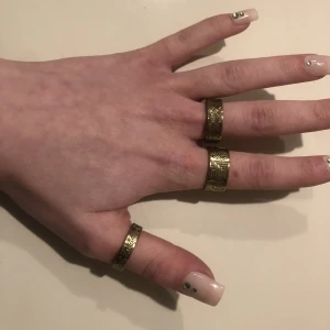 Ringar - Jättefina guldiga ringar som matchar med varandra☺️❣️5-10kr alla för 20kr