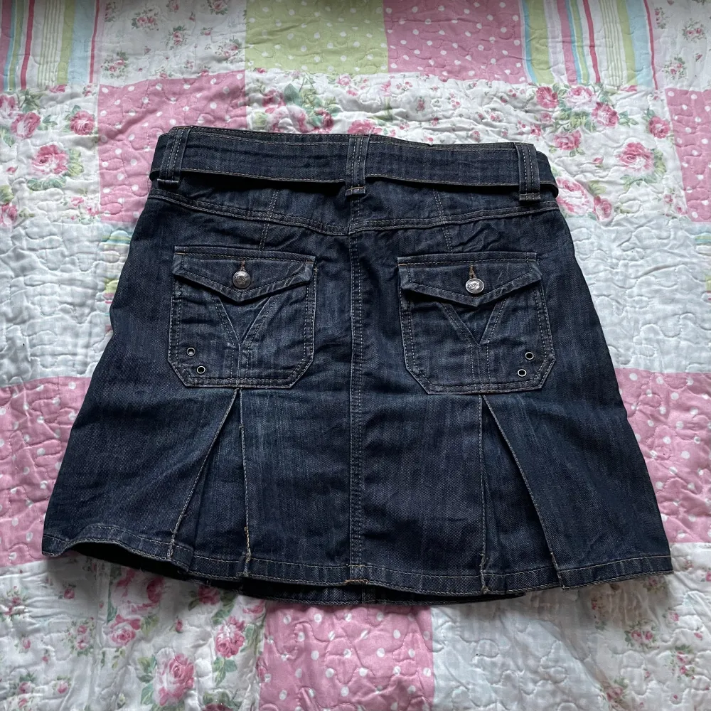 jättefin lågmidjad vintage denim kjol som köptes secondhand här på plick! tyvärr passade de inte o det är därför jag gör en intressekoll :). Kjolar.