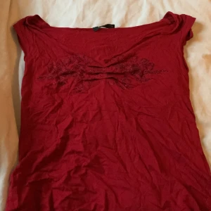 Tröja - Säljer den här fina tröjan för att den aldrig har kommit till användning, fick den av en släkting 💗