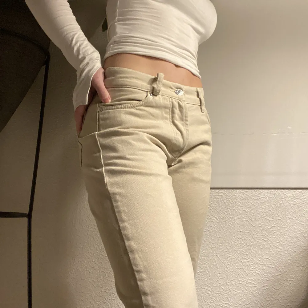 Superfina beiga raka low/mid waist jeans frĂ„n sweet sktbsđ AnvĂ€nds inte lĂ€ngre. Farkut & Housut.