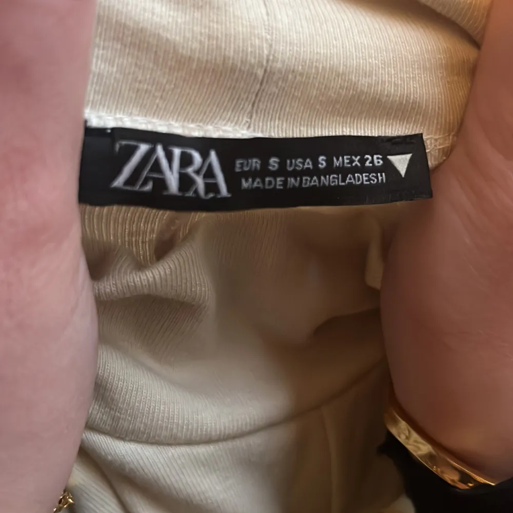 Oaänvänd beuge ny topp från Zara! . Toppar.