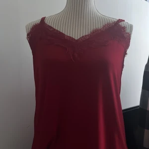 Linne - Säljer detta röda jättefina linnet (finns även ett i svart), aldrig använt och ny köpt, de röda linnet är i strlk M men passar mig som har Xxs/Xs de svarta linnet är i strlk Xs