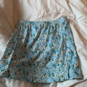 En jätte fin kjol - Jag säljer denna jätte fina kjolen, den är lite för kort för mig så det är därför jag säljer den💗