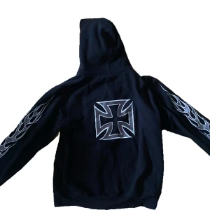 Cool hoodie - Jätte fin oversized hoodie med coola detaljer. Köpte den på en loppis i sommars o använt den en gång. Super fin men inte riktigt min stil.💖