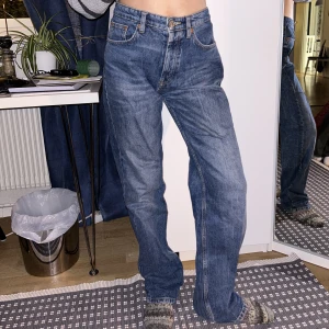 Jeans - Mörkblåa jeans från Zara. Insydda i midjan, men det syns knappt utanpå. Storlek 38/S