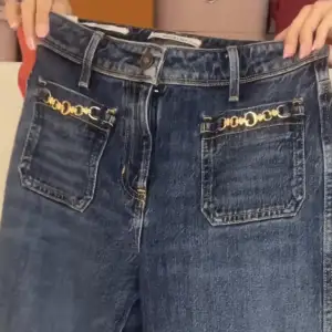 söker guess jeans med guld kedja och raka ben i storlek 29-31 (motsvarar ca 38-42 tror jag) hör av er om ni har sånna som kan säljas för rimligt pris och bra kvalitet.