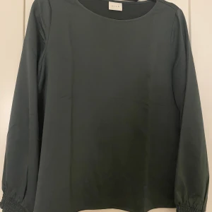 Vila blus  - Vila blus med smock ärm. Ord pris 299,95:- Använd ett par fåtal gånger  Superfint skick 