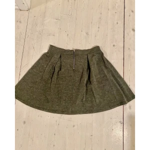 Grå kjol - Grå, kort kjol. Dragkedja bak (bilden). Använd så lite nött men fortfarande fin!