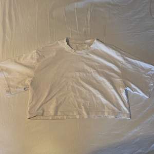 Säljer en vit, cropped T-Shirt i strl XS ifrån Lager 157. Köparen står för frakten🤍