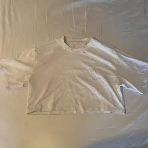 Säljer en vit, cropped T-Shirt i strl XS ifrån Lager 157. Köparen står för frakten🤍