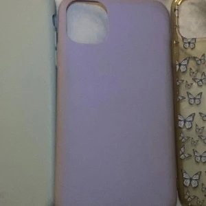 Iphone 11 skal - ❗️lila sålt❗️ Skicket är som nytt på alla! Passar iphone 11. Var inte rädd att fråga om du har funderingar💕skalet med fjärilar är ej smutsigt, det är så jag fick den och så den ska vara🤍25 kr styck, alla för 75kr (frakt tillkommer)