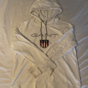 Gant hoodie - Säljer en vit Gant hoodie i strl XL (passar hur bra som helst på mig som har XS.) Köparen står för frakten (69kr)🤍