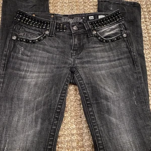Miss me jeans  - säljer mina miss me jeans!! Midjemåttet är 72, dom är inte bootcut men dom är heller inte ”skinny” längst ner. Paljetter och nitar runt midjan och framfickorna. ❤️