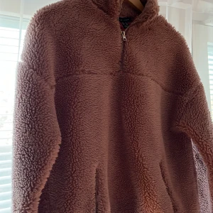 Rosa teddy sweatshirt/jacka! Strl S - Rosa Teddy jacka/sweatshirt från New look (asos)! Strl S. Är i super bra skick trots använd, säljer för den är lite kort i armarna för mig men annars varm och skön. 
